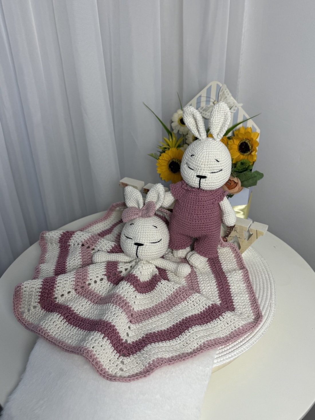 Set iepurași croșetați cu păturică de somn � Lunahandmade - jucării și echipamente pentru copii - plușuri - iepure de pluș - Artynos.ro