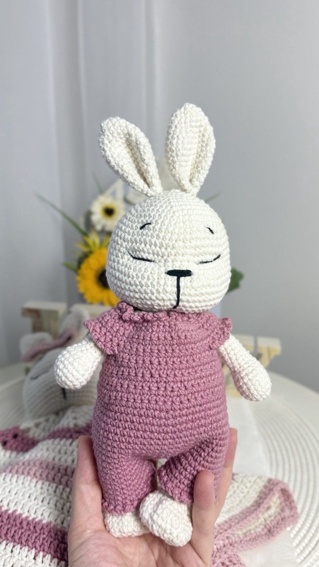 Set iepurași croșetați cu păturică de somn � Lunahandmade - jucării și echipamente pentru copii - plușuri - iepure de pluș - Artynos.ro