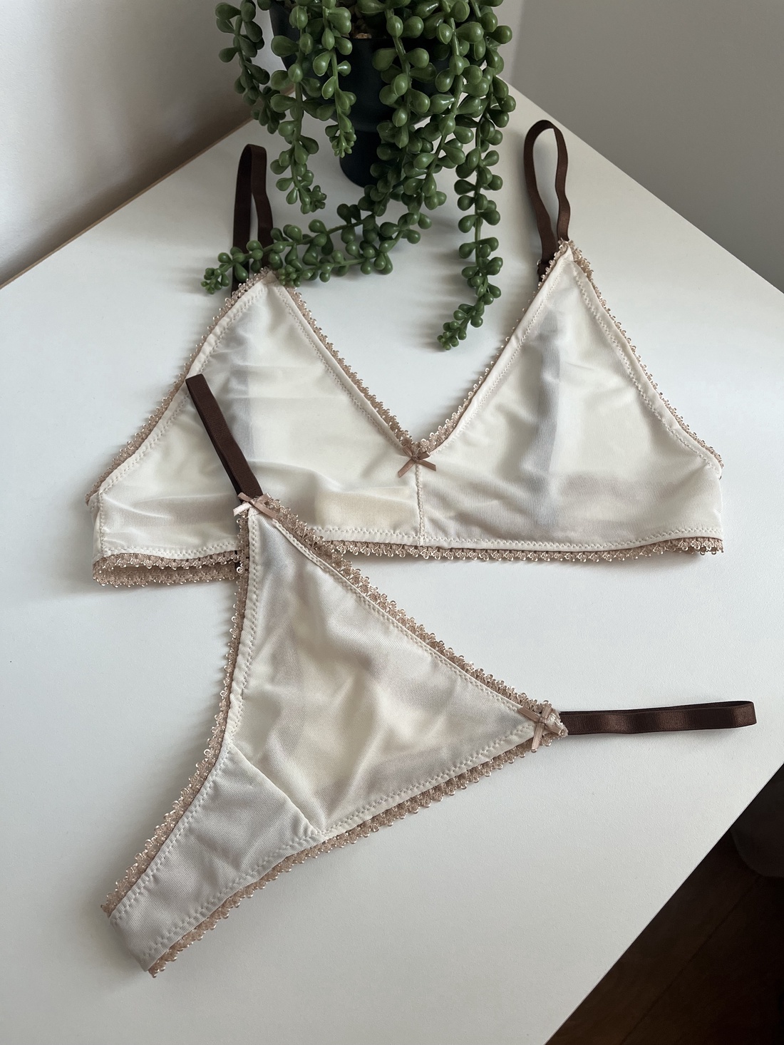 Set lenjerie intima - îmbrăcăminte și modă - haine damă - costume de baie și lenjerie de corp - Artynos.ro Set lenjerie intima - îmbrăcăminte și modă - haine damă - costume de baie și lenjerie de corp - Artynos.ro
