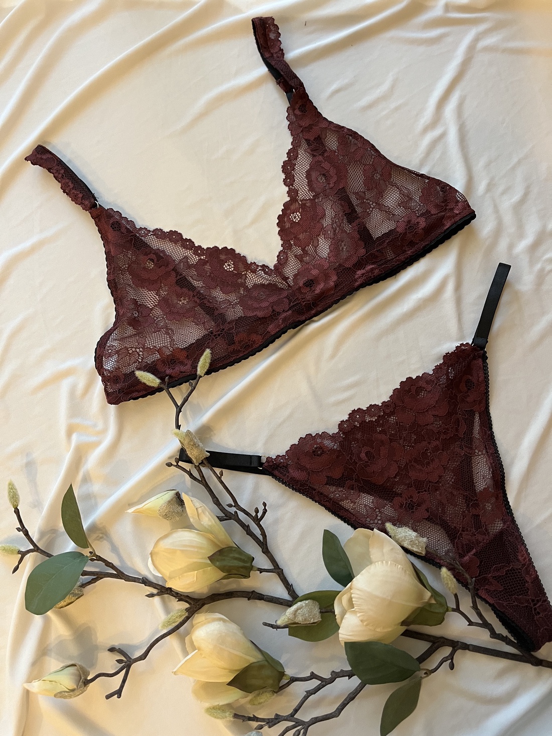 Set lenjerie intima - îmbrăcăminte și modă - haine damă - costume de baie și lenjerie de corp - Artynos.ro Set lenjerie intima - îmbrăcăminte și modă - haine damă - costume de baie și lenjerie de corp - Artynos.ro