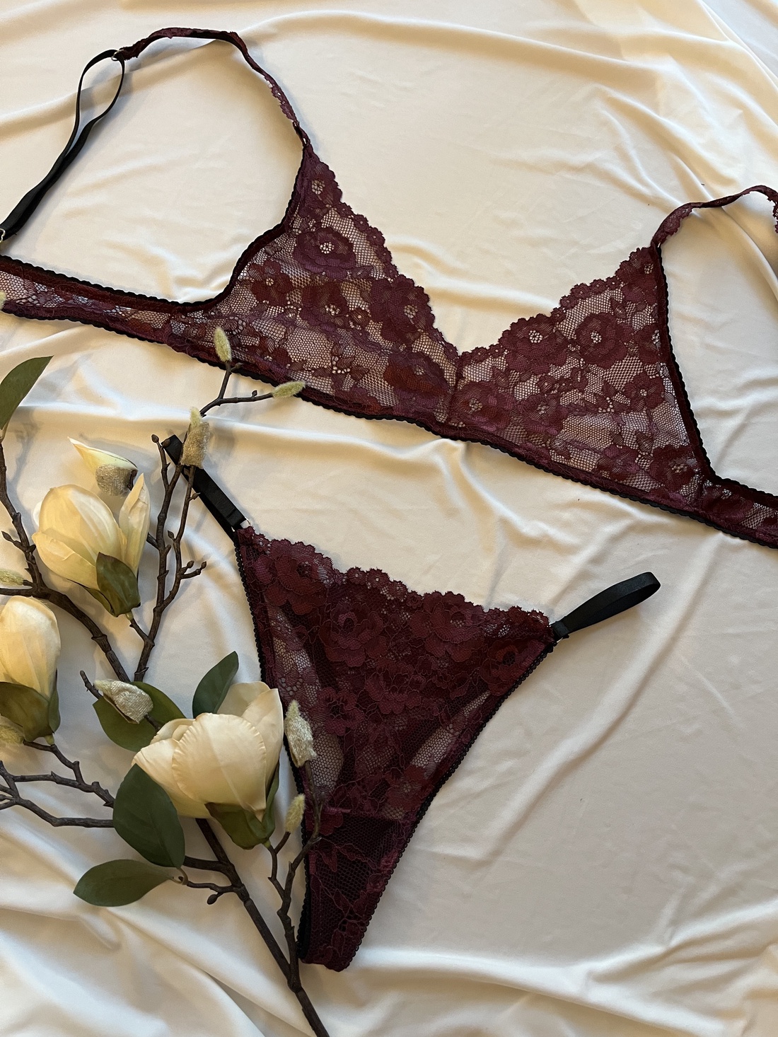 Set lenjerie intima - îmbrăcăminte și modă - haine damă - costume de baie și lenjerie de corp - Artynos.ro Set lenjerie intima - îmbrăcăminte și modă - haine damă - costume de baie și lenjerie de corp - Artynos.ro
