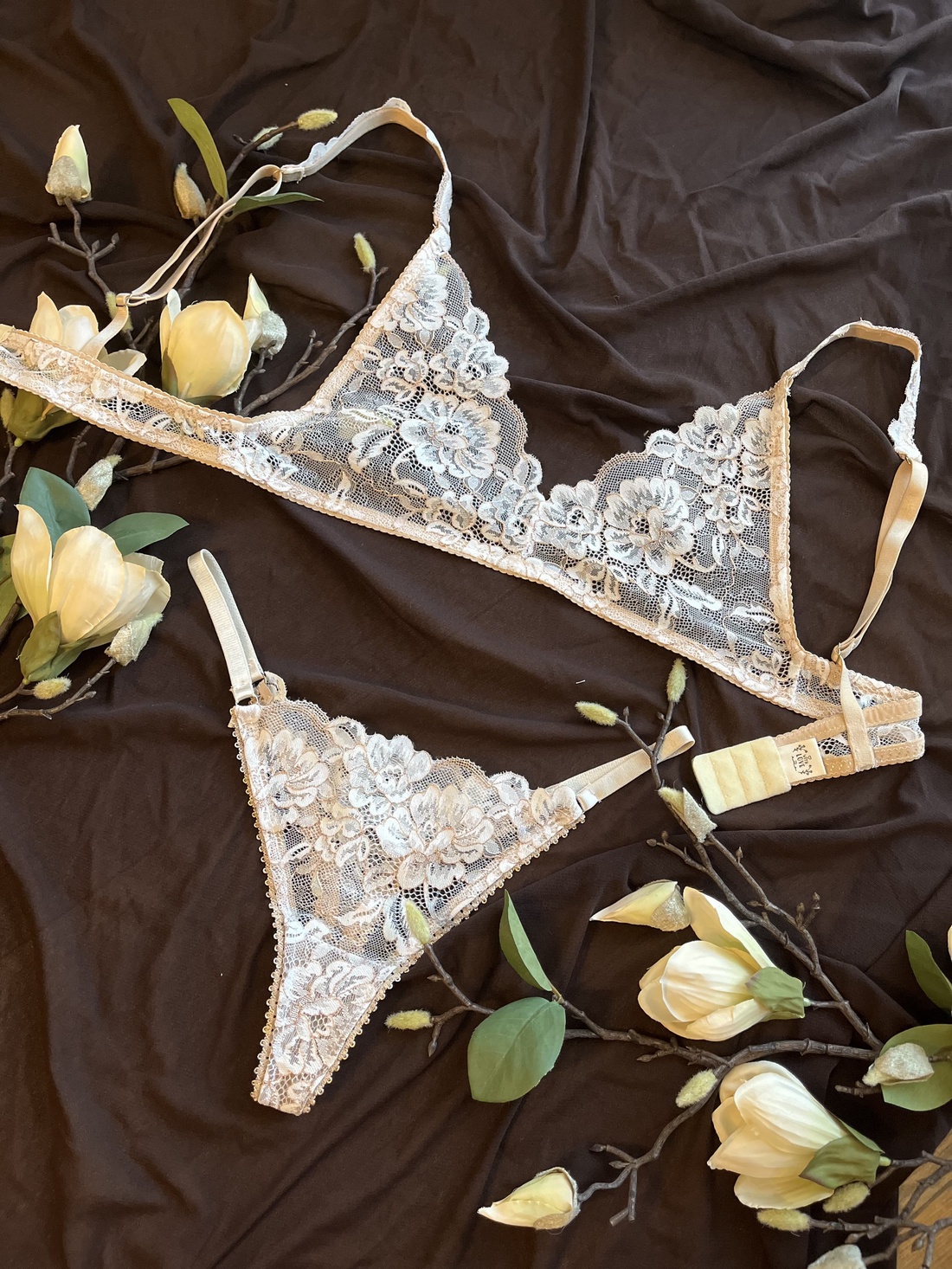 Set lenjerie intima - îmbrăcăminte și modă - haine damă - costume de baie și lenjerie de corp - Artynos.ro Set lenjerie intima - îmbrăcăminte și modă - haine damă - costume de baie și lenjerie de corp - Artynos.ro