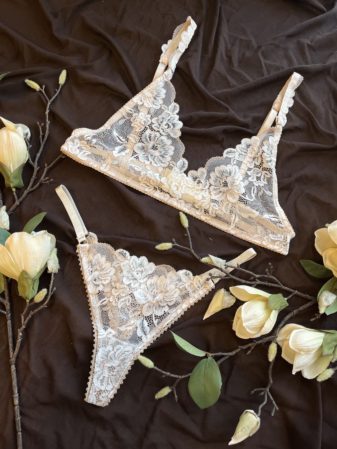 Set lenjerie intima - îmbrăcăminte și modă - haine damă - costume de baie și lenjerie de corp - Artynos.ro Set lenjerie intima - îmbrăcăminte și modă - haine damă - costume de baie și lenjerie de corp - Artynos.ro