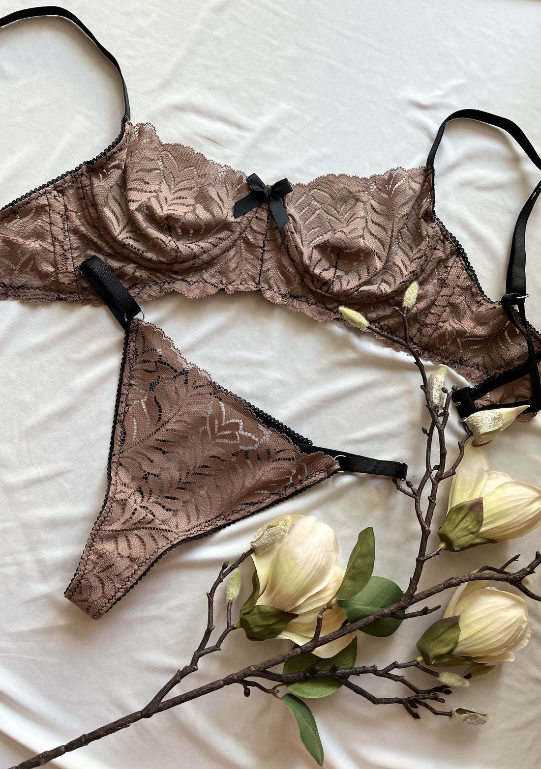 Set lenjerie intima - îmbrăcăminte și modă - haine damă - costume de baie și lenjerie de corp - Artynos.ro Set lenjerie intima - îmbrăcăminte și modă - haine damă - costume de baie și lenjerie de corp - Artynos.ro