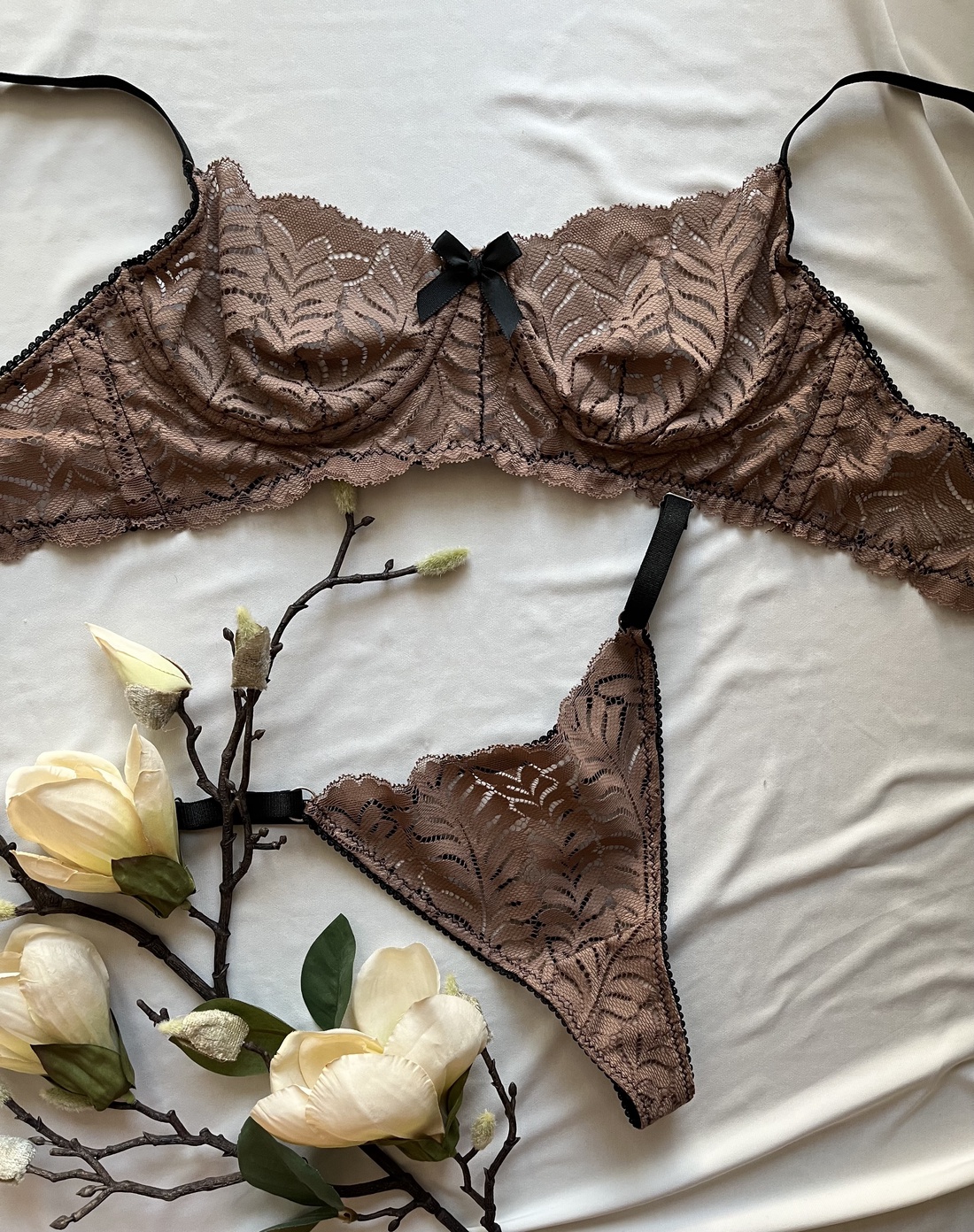 Set lenjerie intima - îmbrăcăminte și modă - haine damă - costume de baie și lenjerie de corp - Artynos.ro Set lenjerie intima - îmbrăcăminte și modă - haine damă - costume de baie și lenjerie de corp - Artynos.ro
