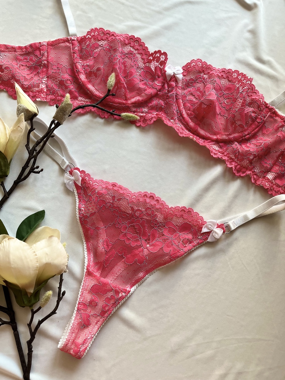 Set lenjerie intima - îmbrăcăminte și modă - haine damă - costume de baie și lenjerie de corp - Artynos.ro Set lenjerie intima - îmbrăcăminte și modă - haine damă - costume de baie și lenjerie de corp - Artynos.ro