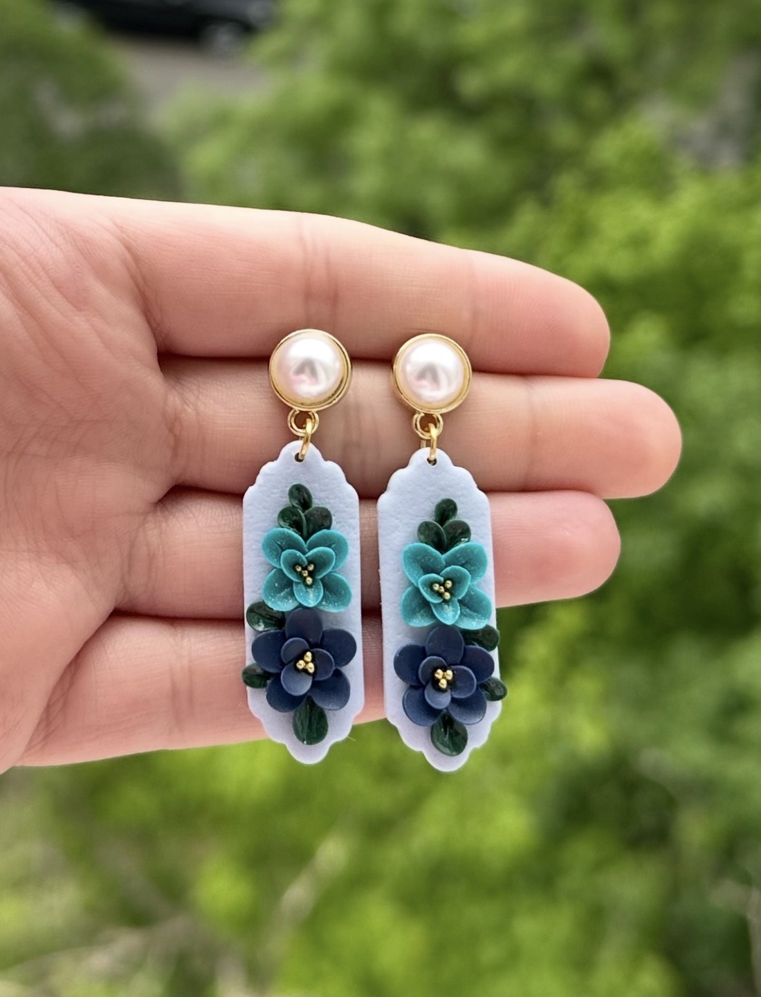 Cercei florali eleganți blue handmade  - accesorii nuntă - bijuterii mireasă - cercei mireasă - Artynos.ro