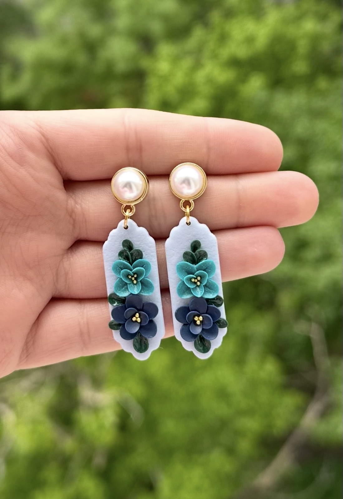 Cercei florali eleganți blue handmade  - accesorii nuntă - bijuterii mireasă - cercei mireasă - Artynos.ro