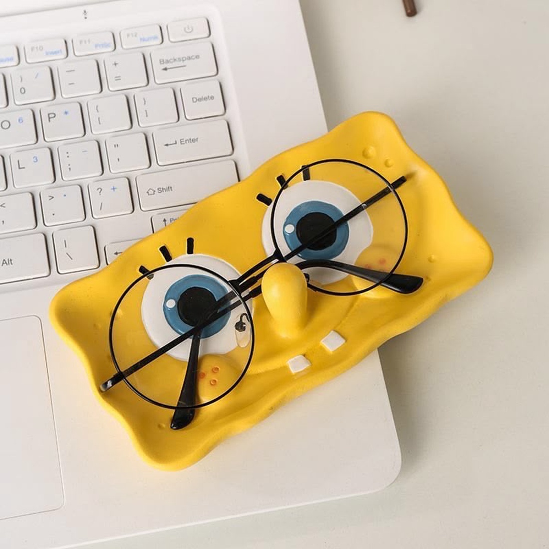 Suport de Ochelari Handmade SpongeBob � Adu un Zâmbet pe Biroul Tău! - casă & stil de viață - decorațiuni de casă - decorațiuni de masă și rafturi - decorațiuni de masă - Artynos.ro