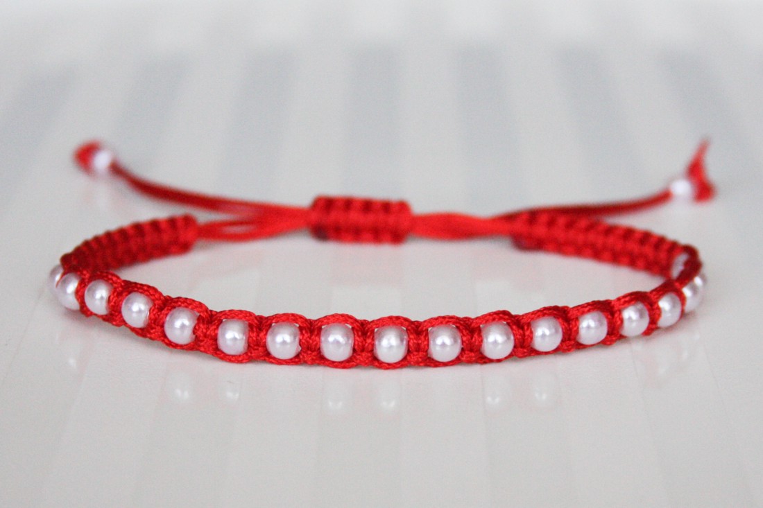 Brățară macramé împletită - Mărgele roșii - - Artynos.ro Brățară macramé împletită - Mărgele roșii - - Artynos.ro