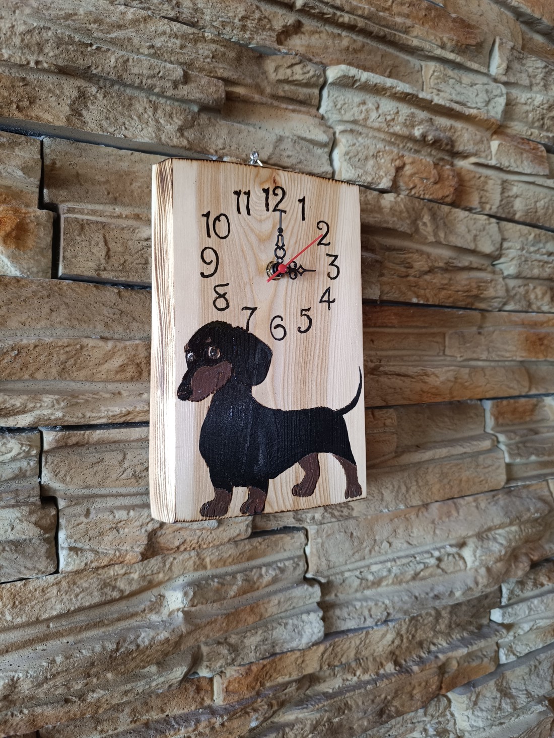 Ceas de perete din lemn cu câine drăguț dachshund -  - Artynos.ro