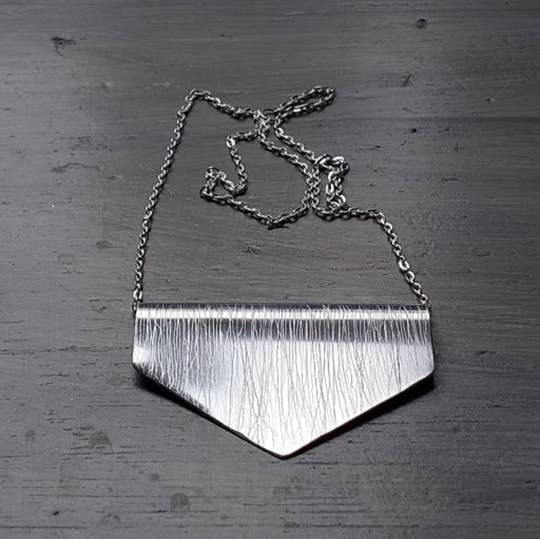 Pandantiv cu design minimalist din aluminiu lucios, ușor, pe un lanț argintiu -  - Artynos.ro Pandantiv cu design minimalist din aluminiu lucios, ușor, pe un lanț argintiu -  - Artynos.ro