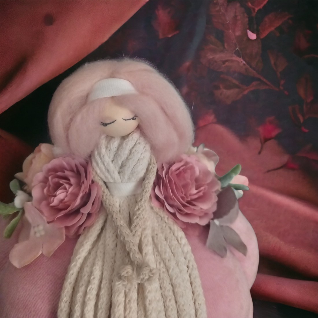 Decorațiune de toamnă � Fetiță din macramé așezată pe un dovleac, cu flori realiste -  - Artynos.ro