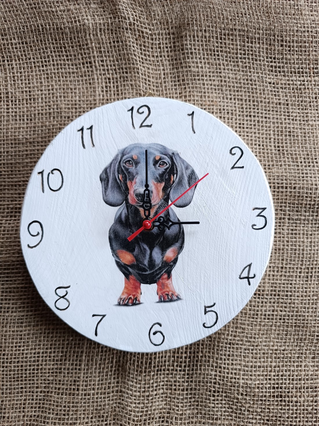Ceas de perete din lemn cu câine dachshund - - Artynos.ro Ceas de perete din lemn cu câine dachshund - - Artynos.ro