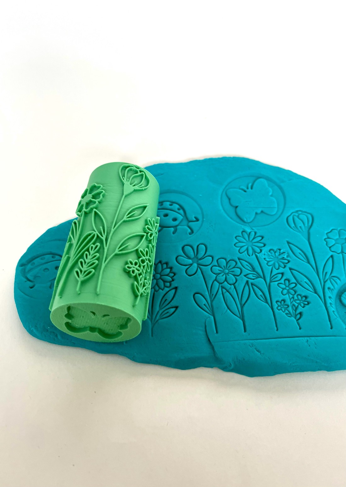 Rolă de modelare cu textură Grădină înflorită � Rolă de modelare cu textură Floral Garden � Pentru modelarea plastilinei și a produselor de patiserie � Imprimare 3D -  - Artynos.ro