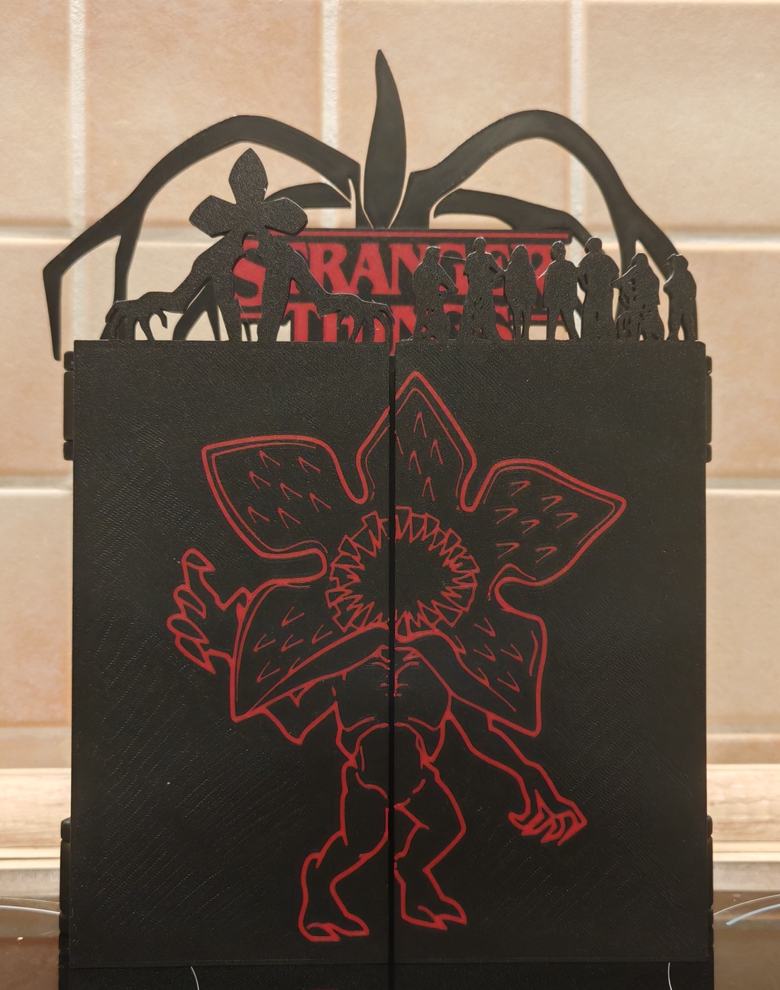  Suport pentru figurină Kinderjoy Stranger Things, versiune deschisă - casă & stil de viață - decorațiuni de casă - decorațiuni de masă și rafturi - decorațiuni de masă - Artynos.ro