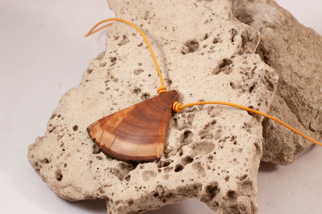Colier din lemn, colier pandantiv - bijuterii - coliere - Artynos.ro