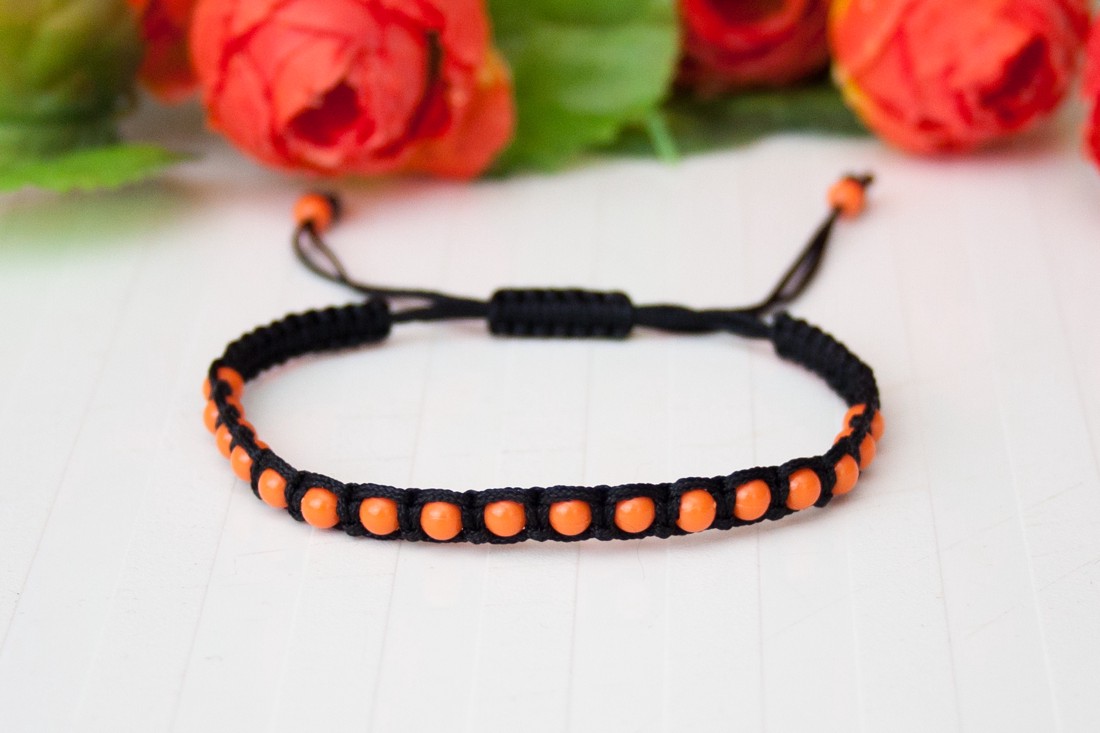 Brățară macramé împletită - Mărgele negru/portocaliu - - Artynos.ro Brățară macramé împletită - Mărgele negru/portocaliu - - Artynos.ro