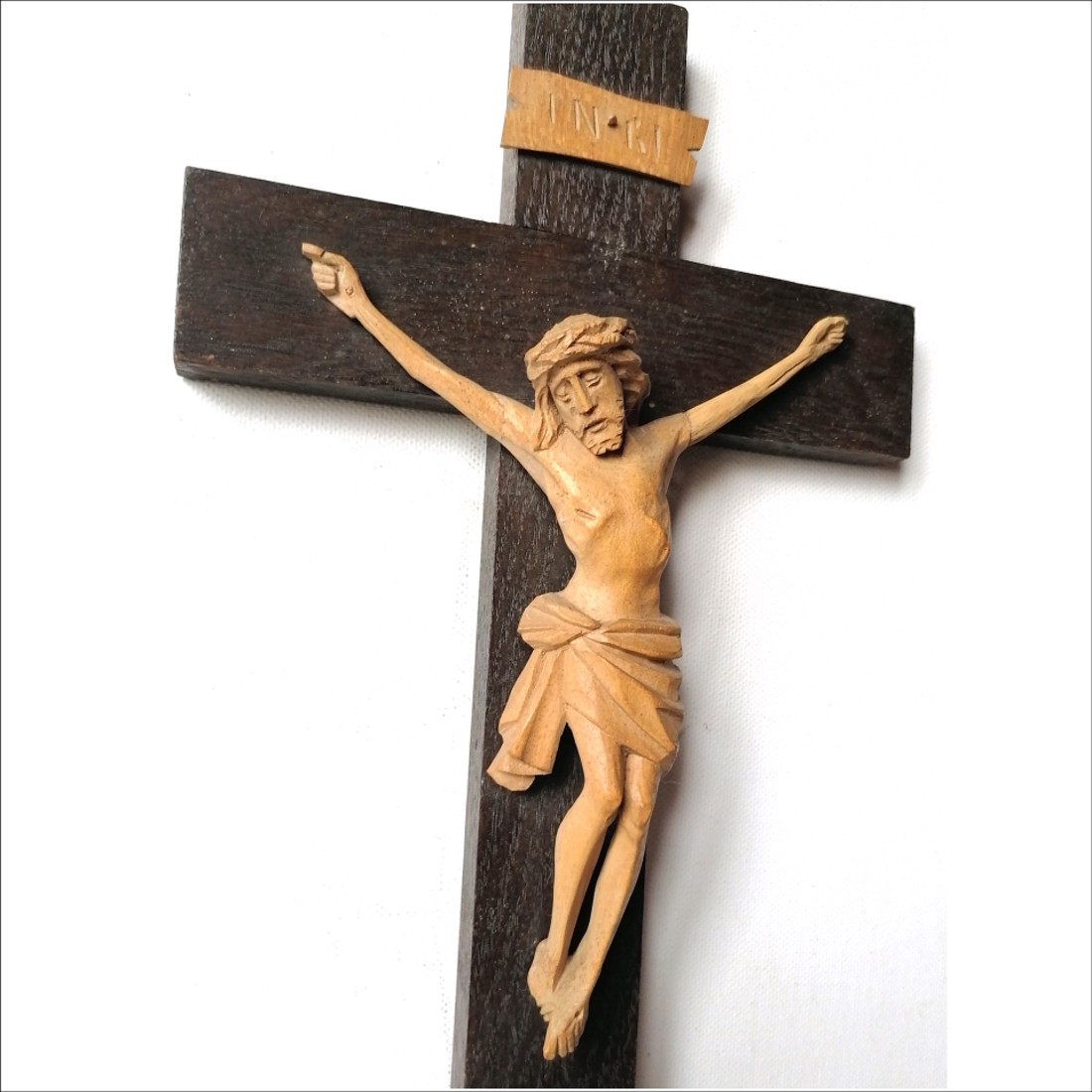 Frumos crucifix sculptat manual al lui Iisus - casă & stil de viață - accesorii religioase - cruce - Artynos.ro