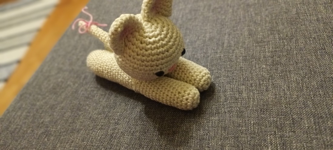 Pisicuță culcată - jucării și echipamente pentru copii - plușuri - pisică de pluș - Artynos.ro