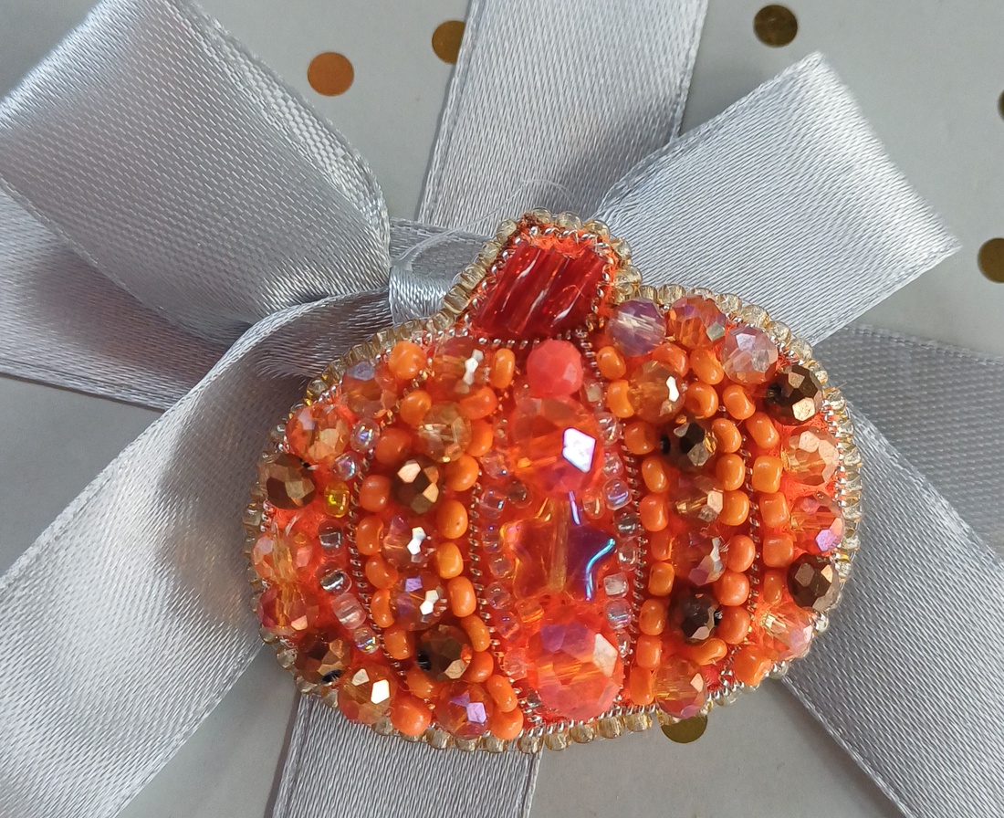 Brosa din margele - bijuterii - broșe - Artynos.ro