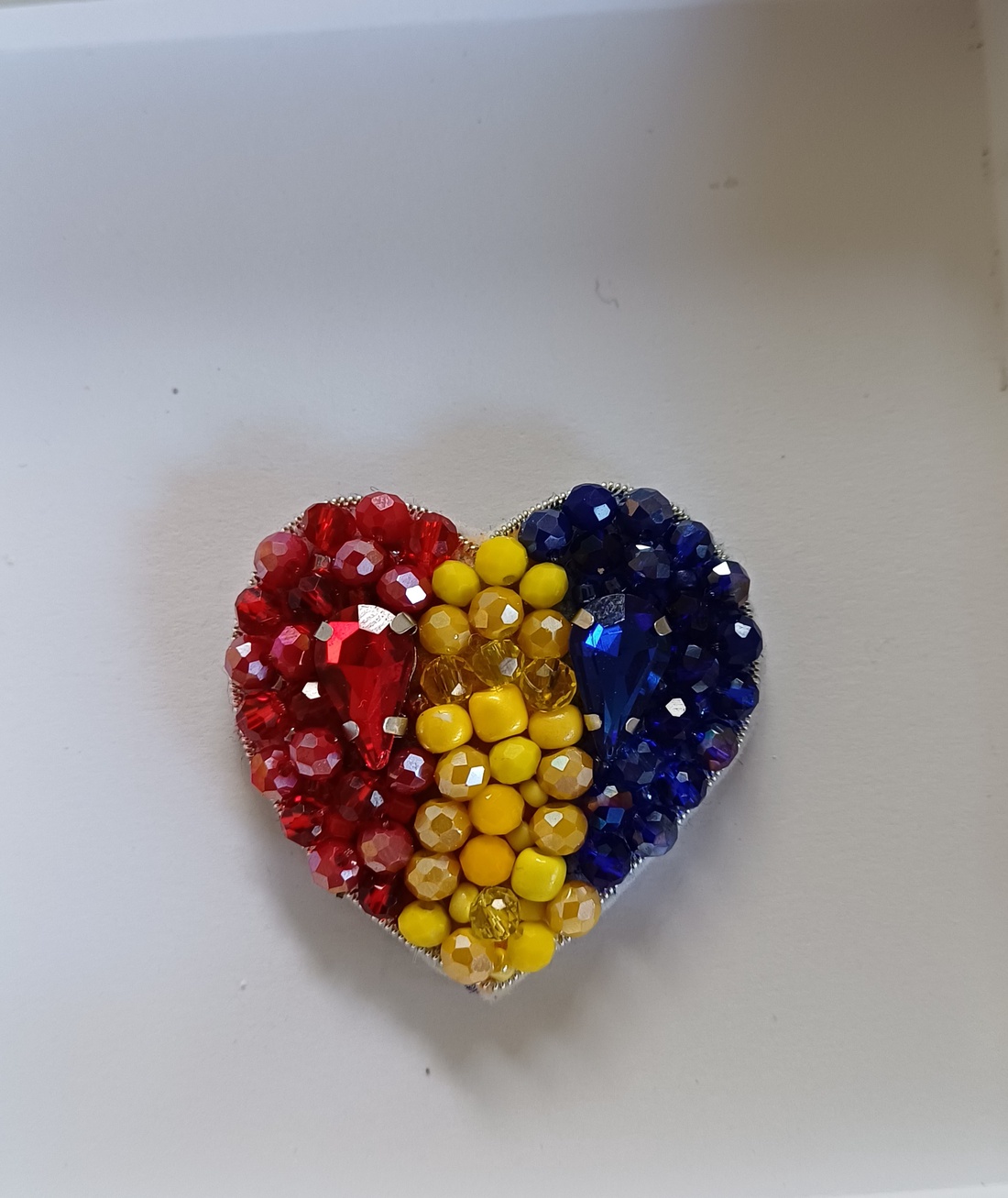 Brosa tricolor - bijuterii - broșe - Artynos.ro