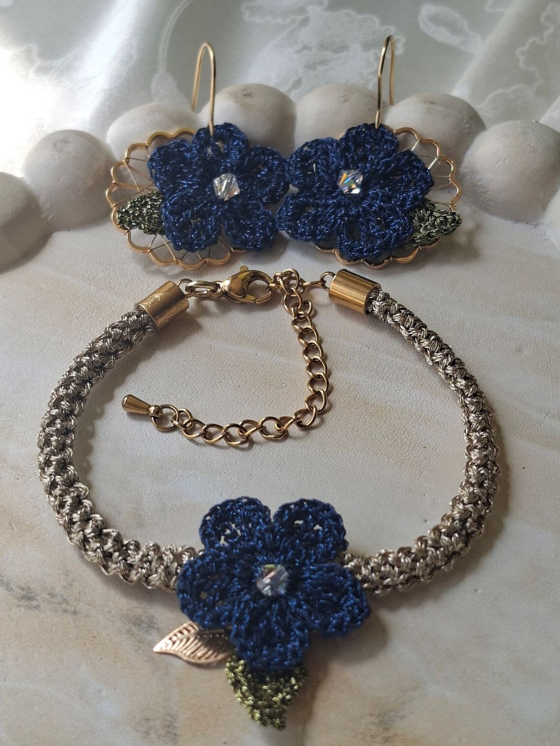  Set elegant bratara și cercei cu floare croșetata bleumarin - bijuterii - seturi de bijuterii - Artynos.ro