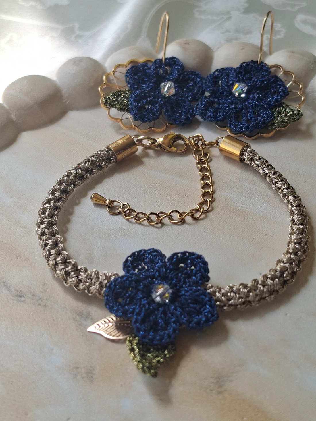  Set elegant bratara și cercei cu floare croșetata bleumarin - bijuterii - seturi de bijuterii - Artynos.ro