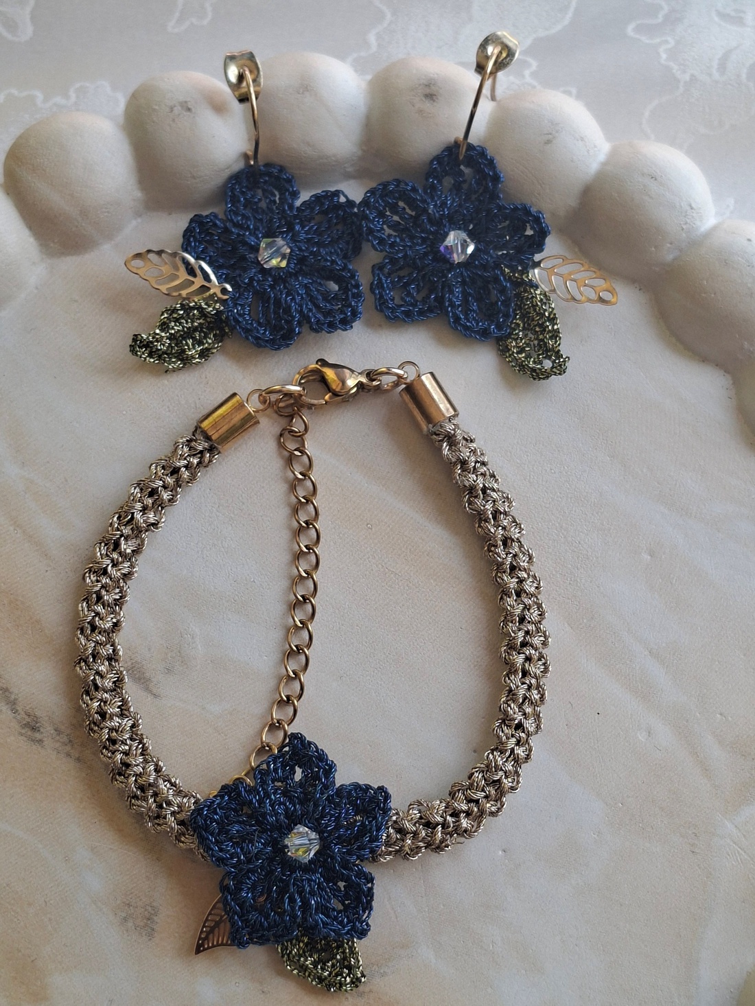  Set elegant bratara și cercei cu floare croșetata bleumarin - bijuterii - seturi de bijuterii - Artynos.ro