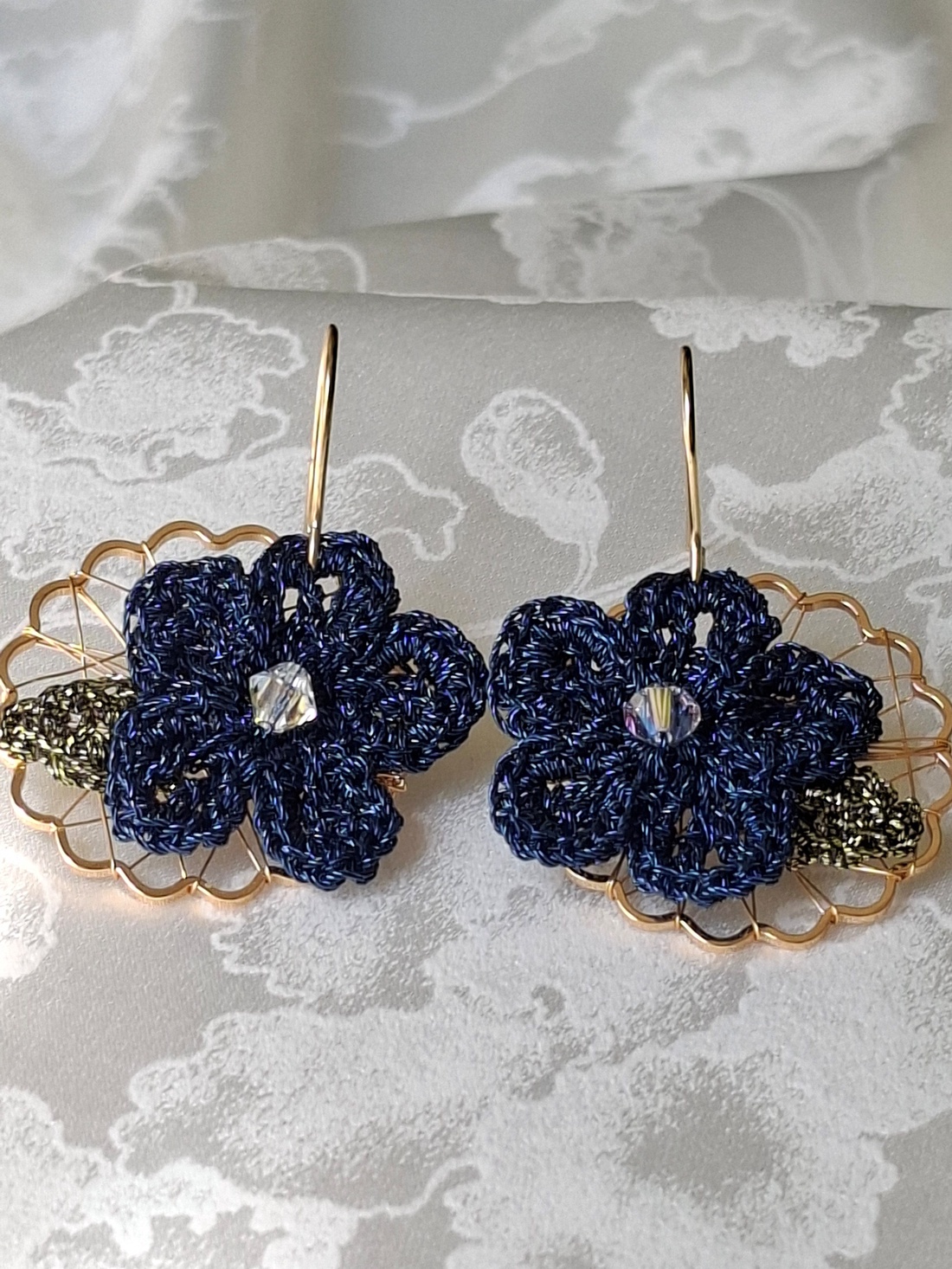 Cercei floare crosetata navy Bloom - cristal si fir metalizat - bijuterii - cercei - cercei croșetați - Artynos.ro