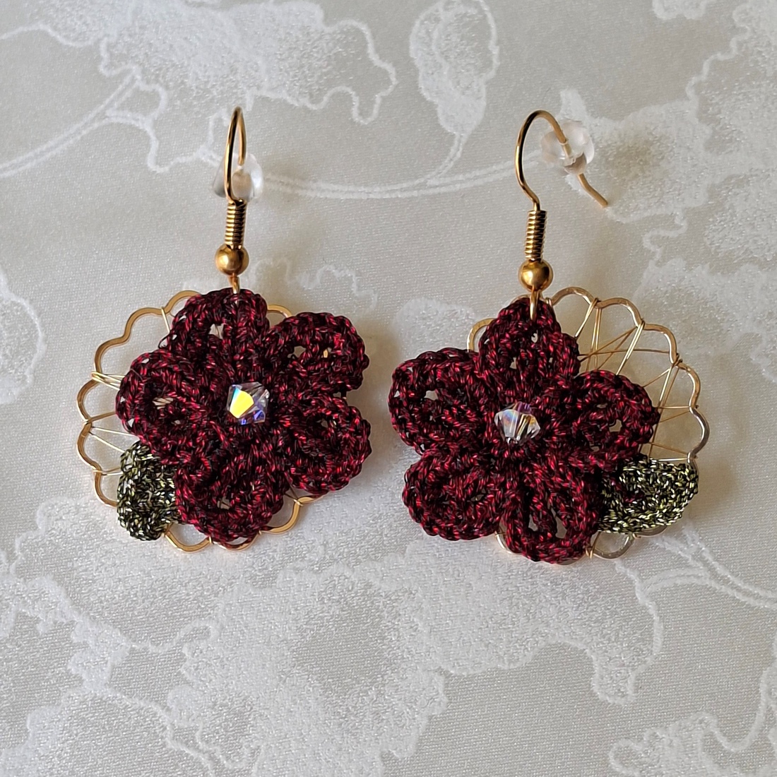 Cercei floare crosetata bordo Bloom - rosu inchis cu cristal - bijuterii - cercei - cercei croșetați - Artynos.ro