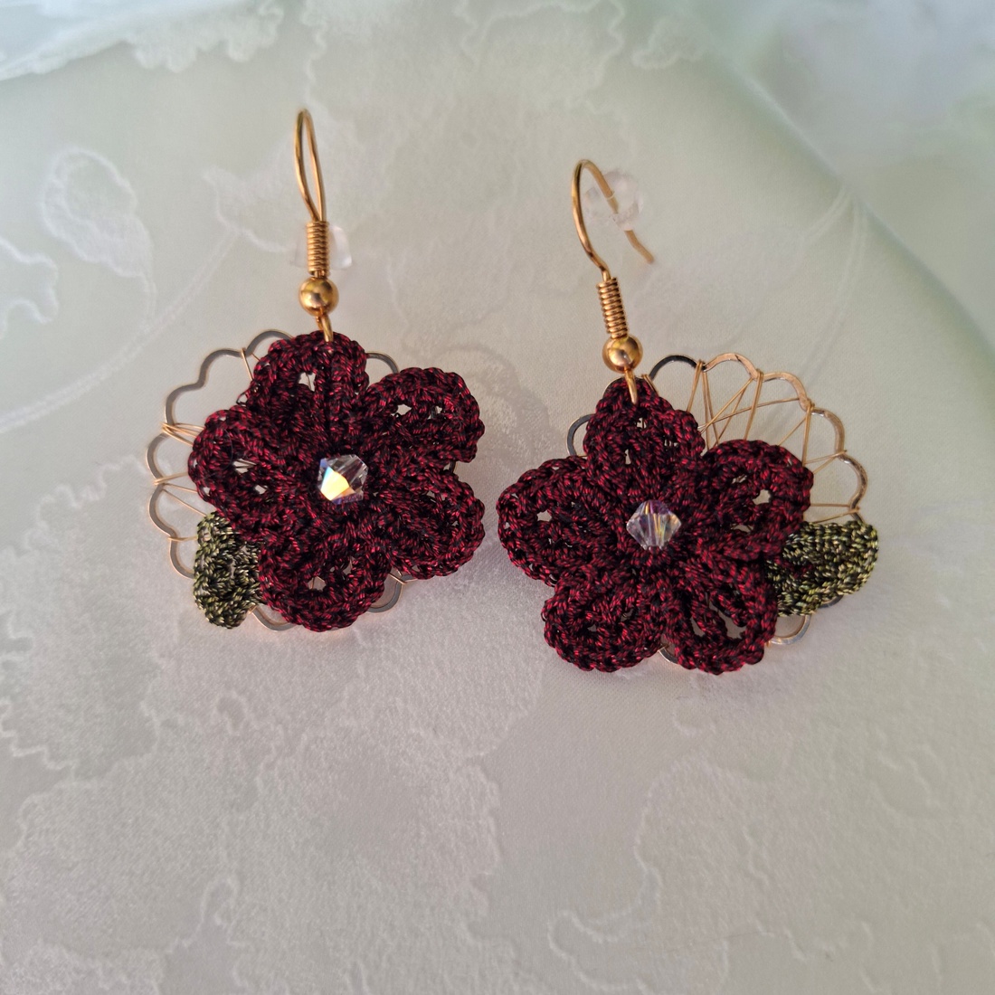 Cercei floare crosetata bordo Bloom - rosu inchis cu cristal - bijuterii - cercei - cercei croșetați - Artynos.ro