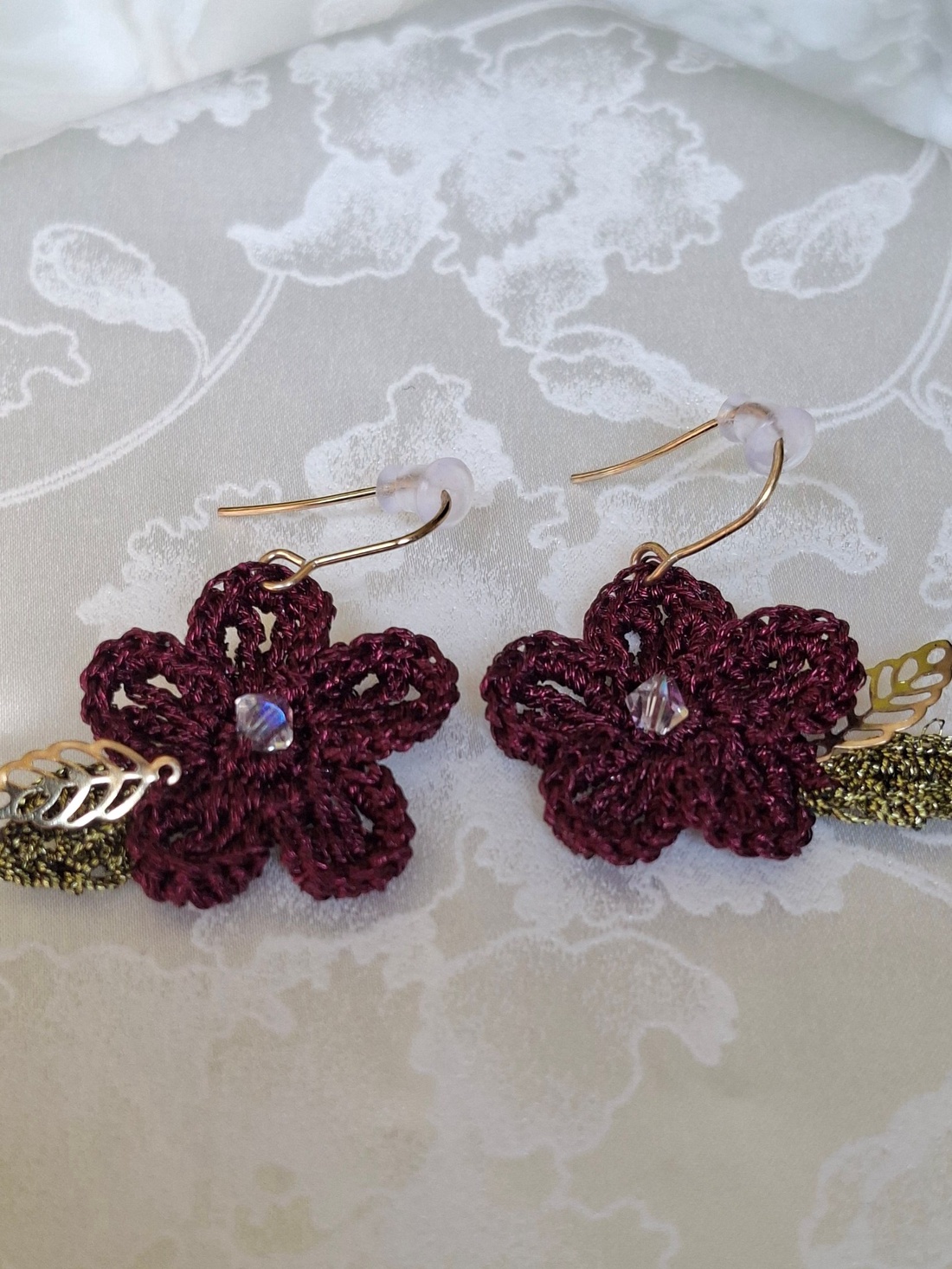 Cercei floare crosetata burgundy Bloom - cristal si fir metalizat - bijuterii - cercei - cercei croșetați - Artynos.ro