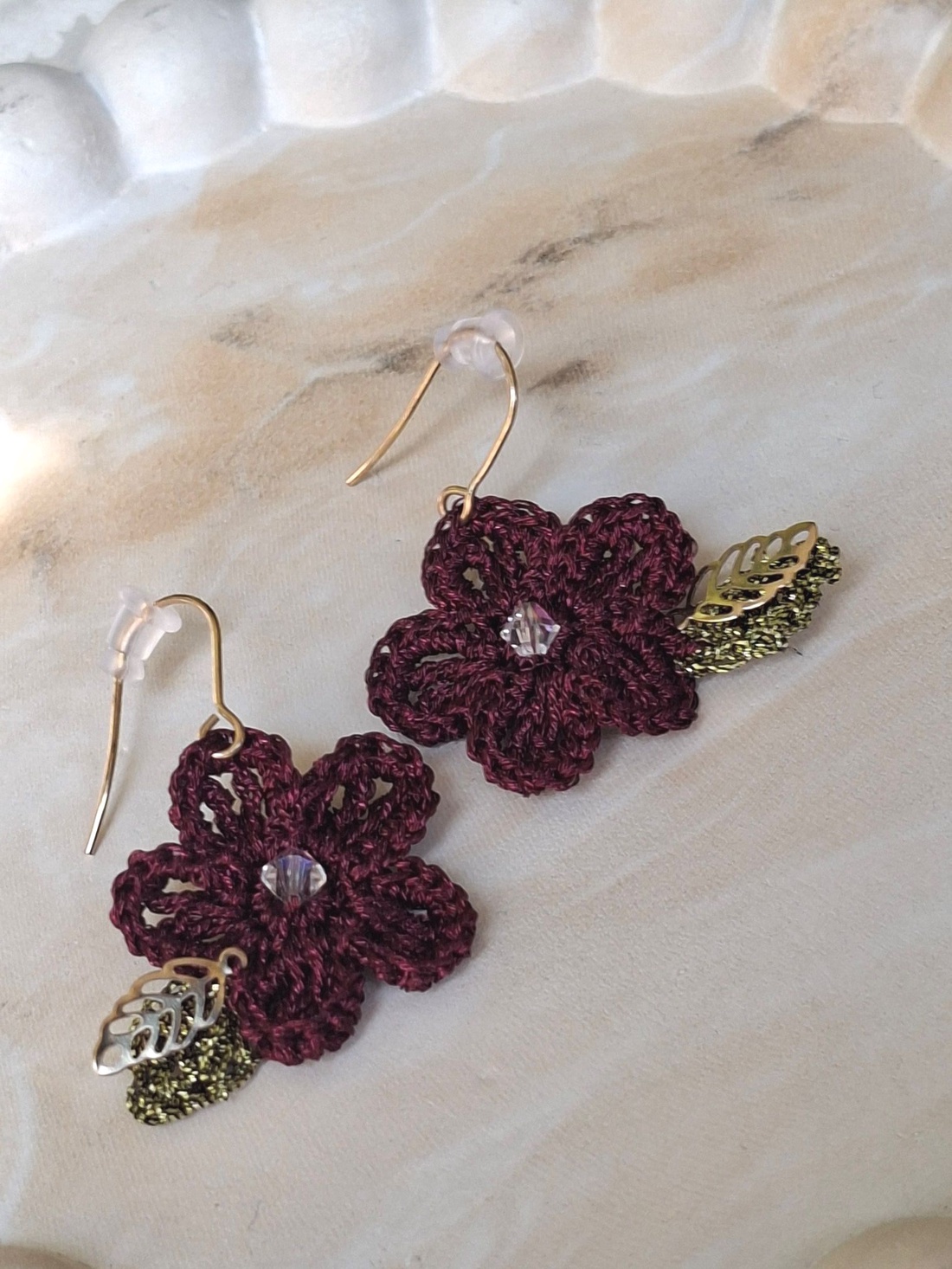 Cercei floare crosetata burgundy Bloom - cristal si fir metalizat - bijuterii - cercei - cercei croșetați - Artynos.ro