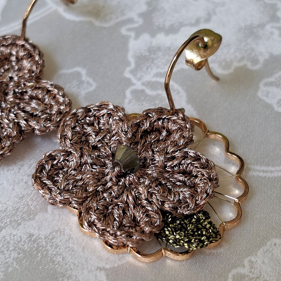 Cercei floare crosetata beige Bloom - bej cu cristal - bijuterii - cercei - cercei croșetați - Artynos.ro