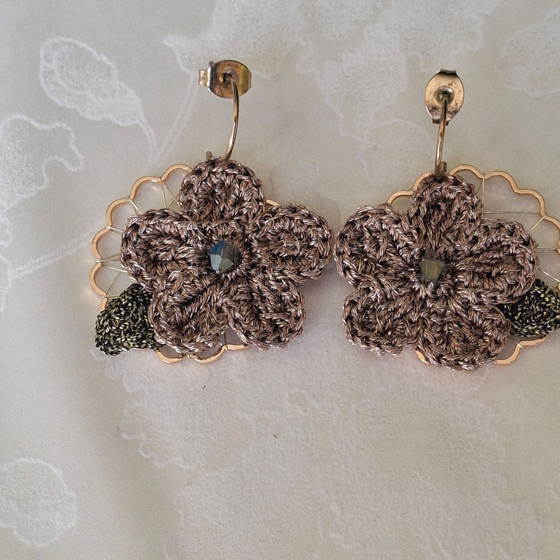 Cercei floare crosetata beige Bloom - bej cu cristal - bijuterii - cercei - cercei croșetați - Artynos.ro
