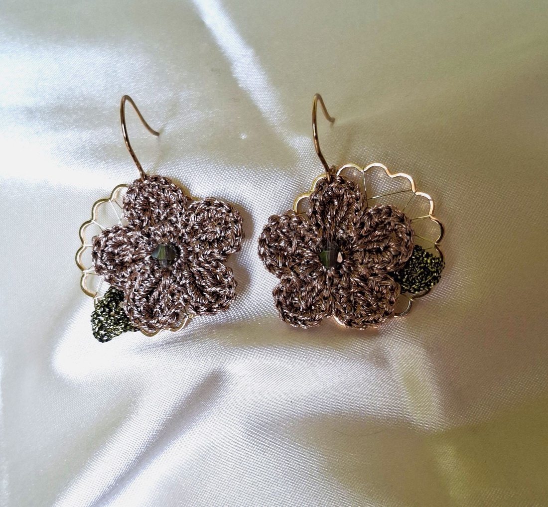 Cercei floare crosetata beige Bloom - bej cu cristal - bijuterii - cercei - cercei croșetați - Artynos.ro