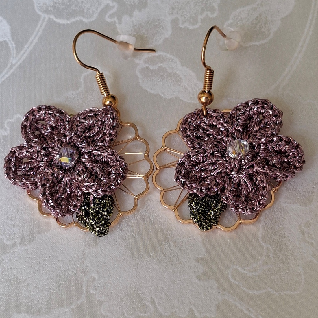  Cercei floare crosetata mauve Bloom - lila pudrat elegant - bijuterii - cercei - cercei croșetați - Artynos.ro