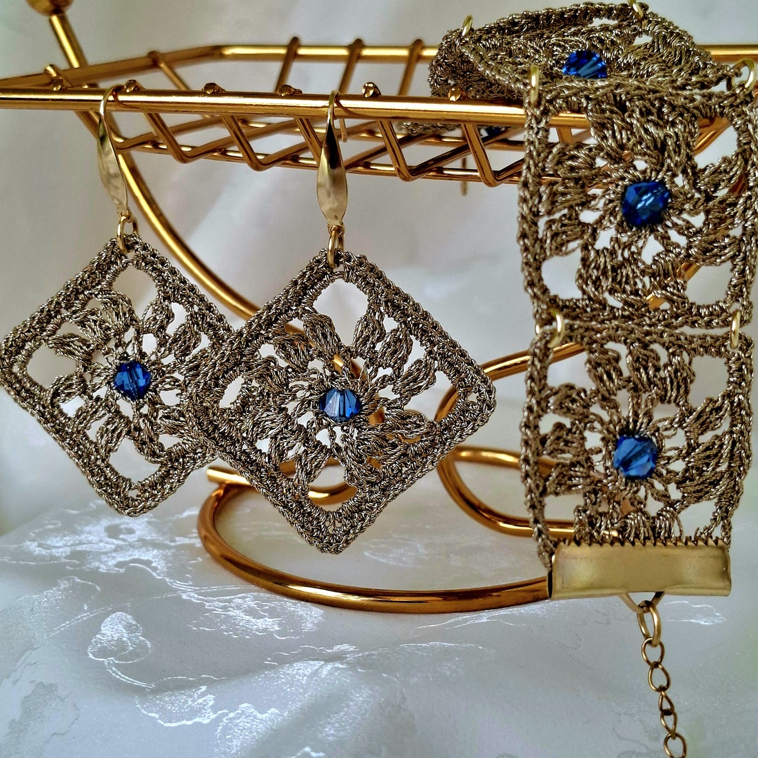 Set bratara si cercei elegant model patrat dantelat cu cristal Swarowski safir albastru - bijuterii - seturi de bijuterii - Artynos.ro