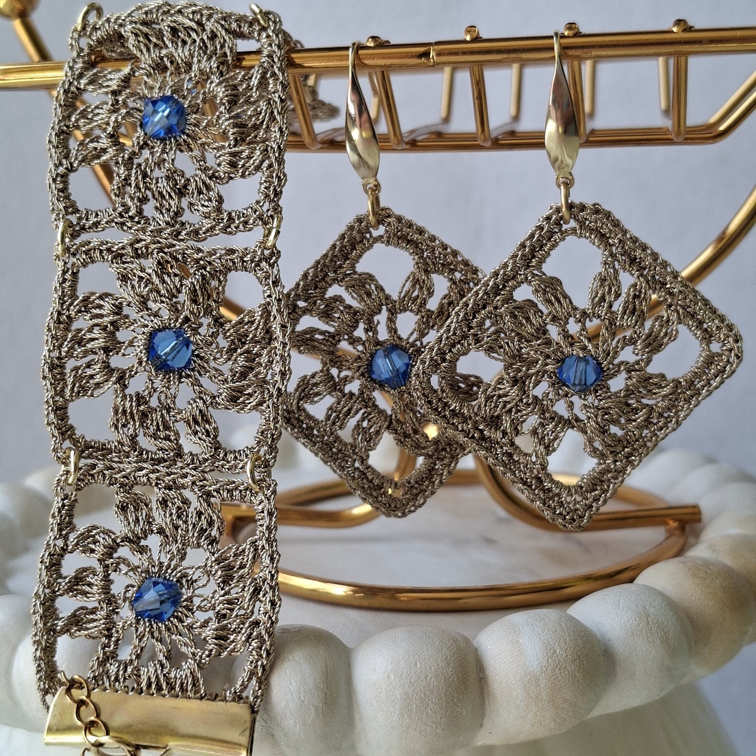 Set bratara si cercei elegant model patrat dantelat cu cristal Swarowski safir albastru - bijuterii - seturi de bijuterii - Artynos.ro
