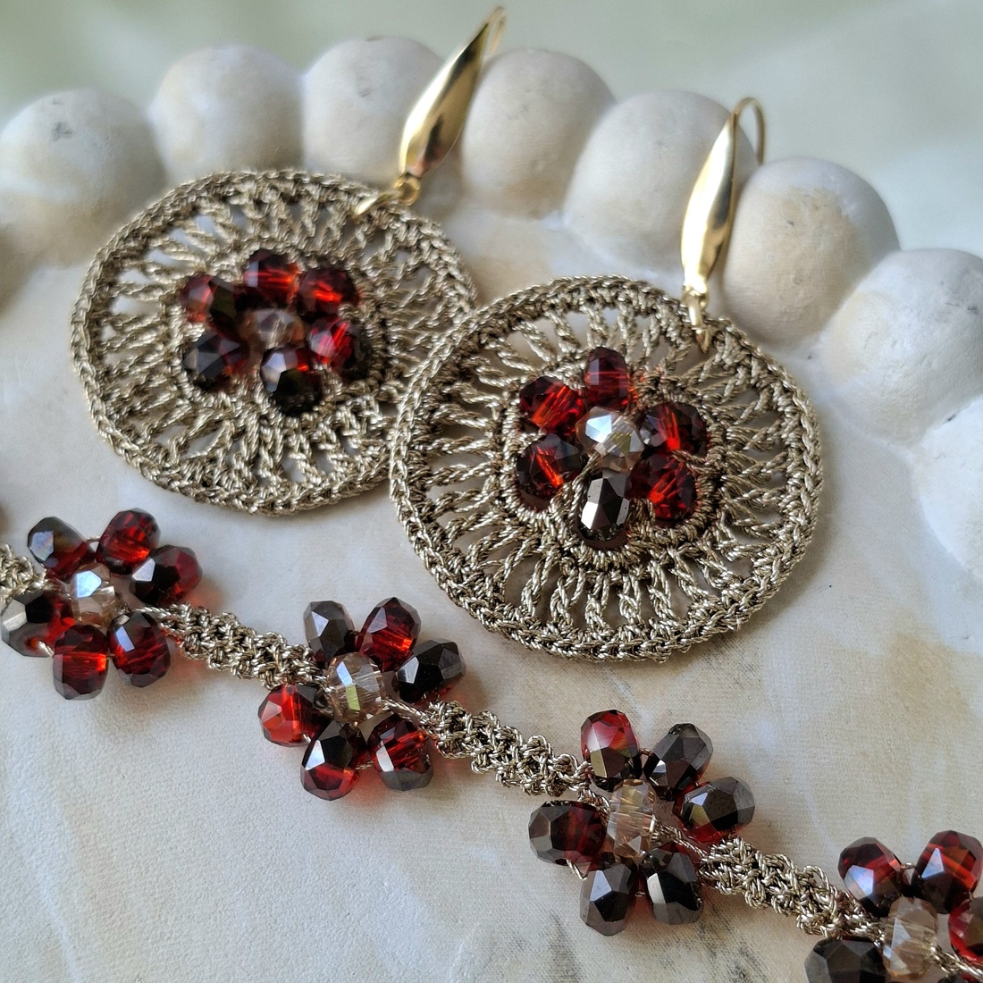 Set bratara si cercei crosetati rosu granat - model floare stralucitor - bijuterii - seturi de bijuterii - Artynos.ro