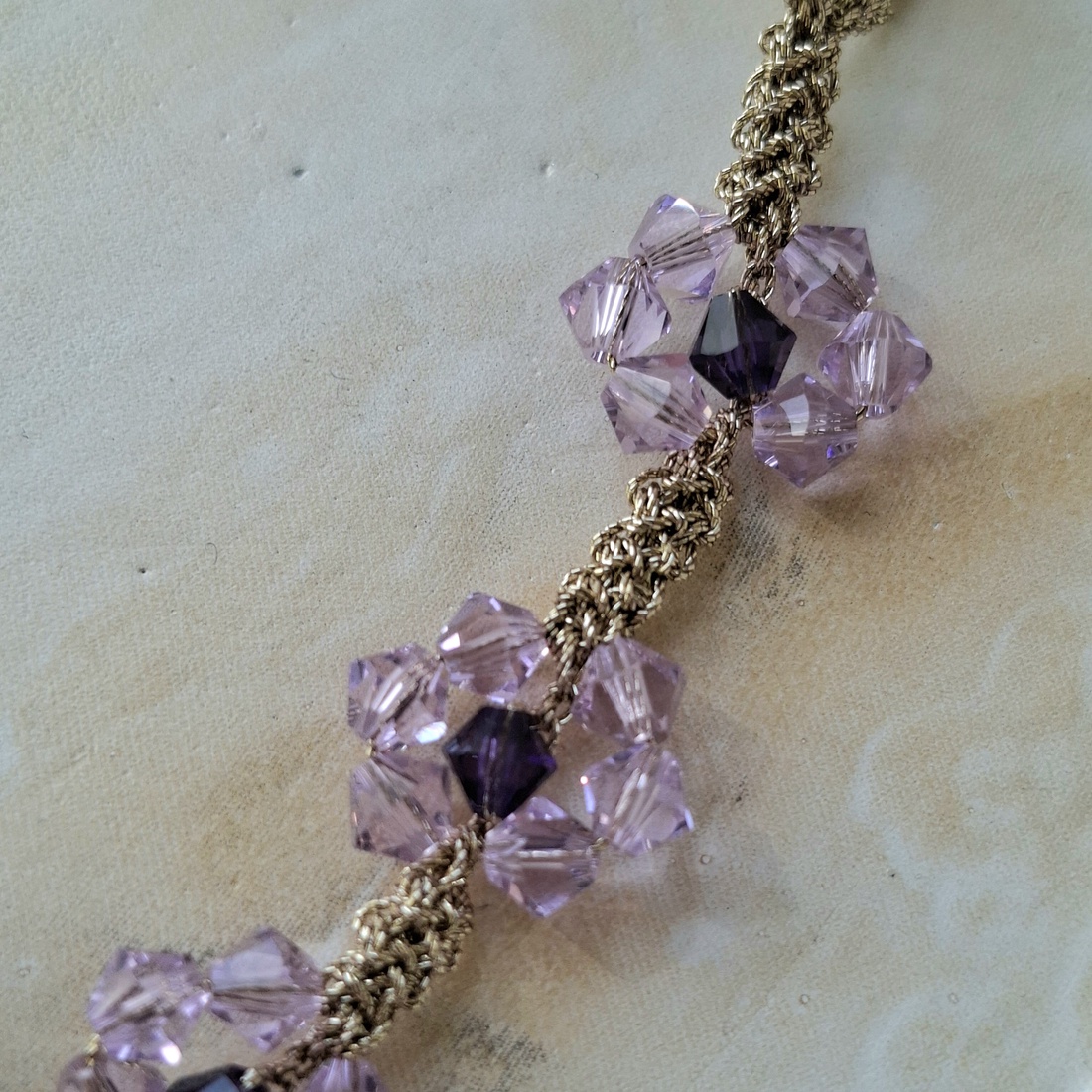 Bratara crosetata mov Swarovski - flori lila cu centru ametist - bijuterii - brățări - brățări împletite - Artynos.ro