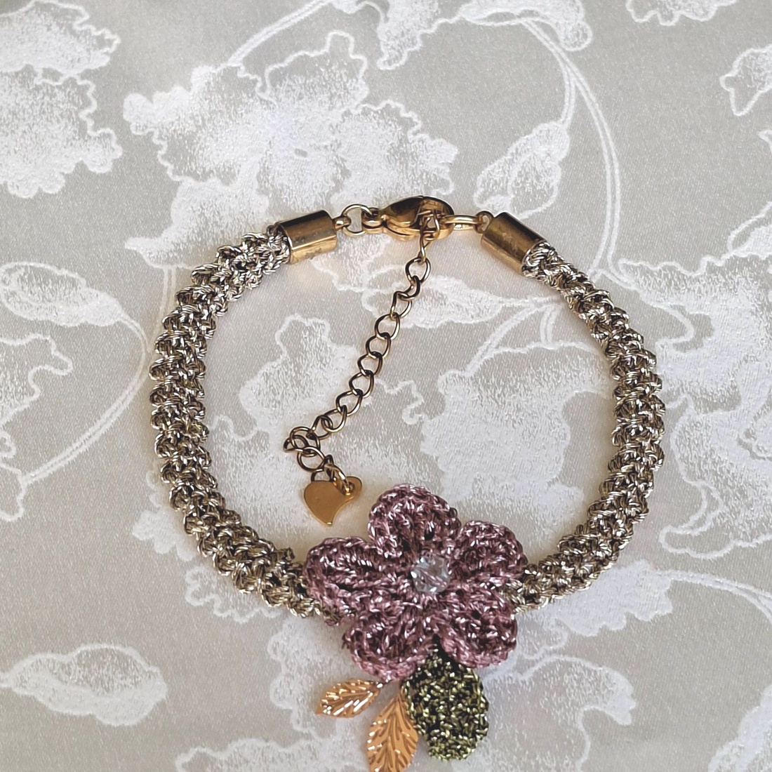  Bratara eleganta cu floare crosetata lila pudrat  - bijuterii - brățări - brățări împletite - Artynos.ro