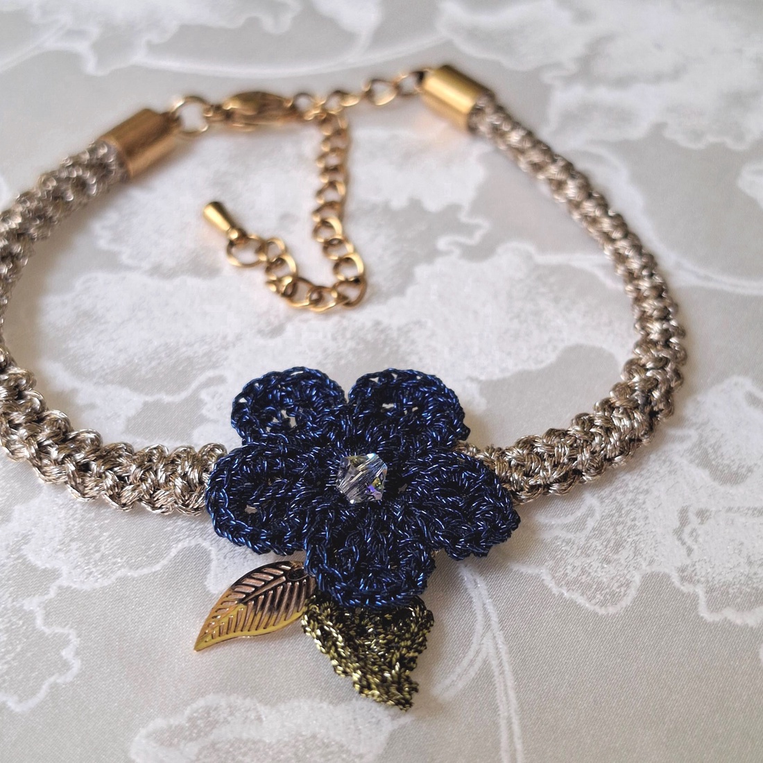 Bratara floare crosetata navy Bloom - albastru inchis cu cristal - bijuterii - brățări - brățări împletite - Artynos.ro