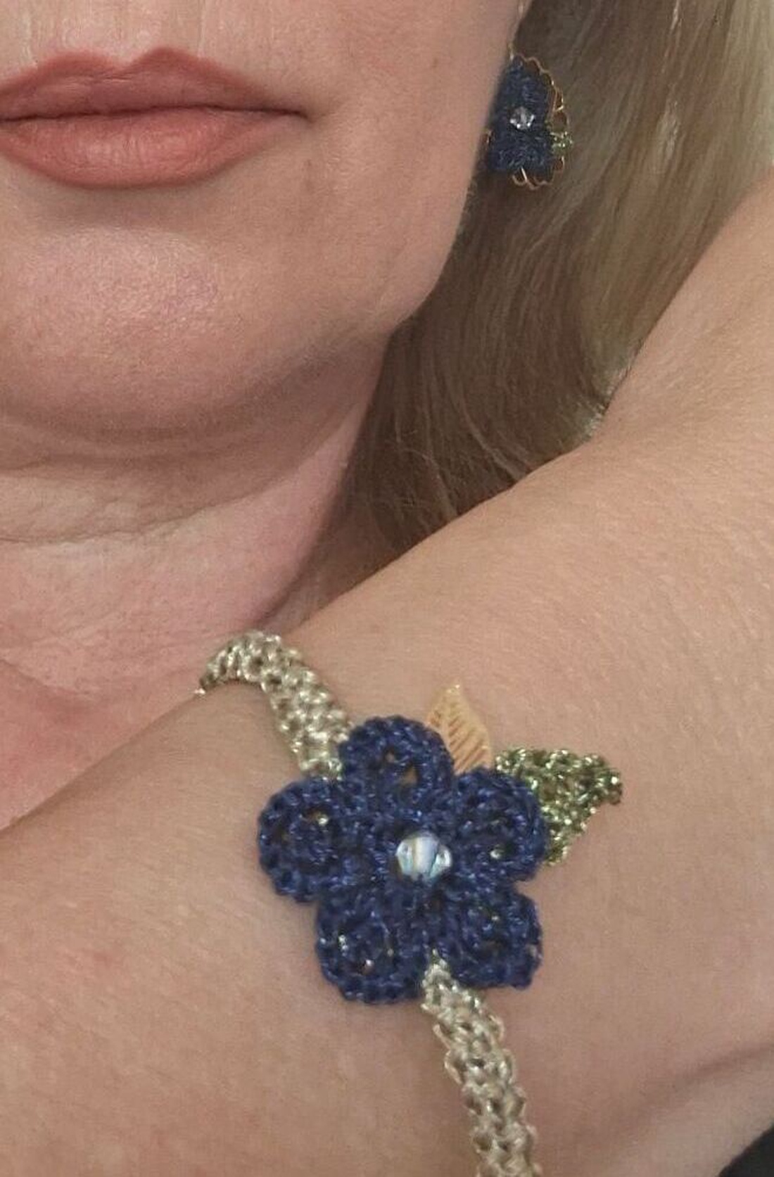 Bratara floare crosetata navy Bloom - albastru inchis cu cristal - bijuterii - brățări - brățări împletite - Artynos.ro