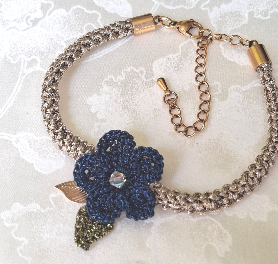 Bratara floare crosetata navy Bloom - albastru inchis cu cristal - bijuterii - brățări - brățări împletite - Artynos.ro