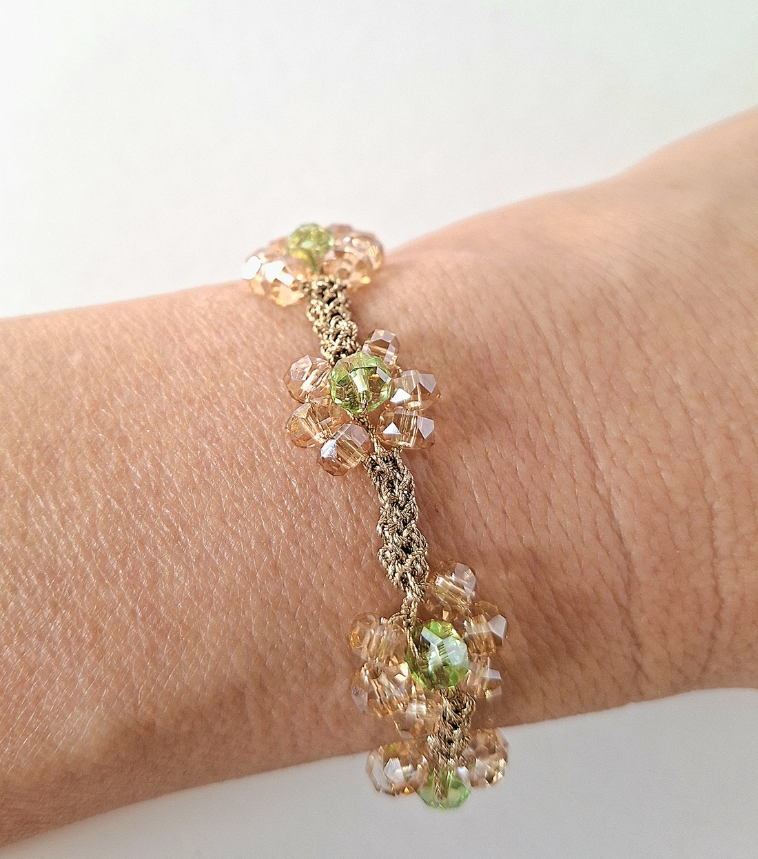 Bratara eleganta cu cristale, model floare-champagne cu verde, fir aurit-cadou, nunta, botez - bijuterii - brățări - brățări din mărgele - Artynos.ro