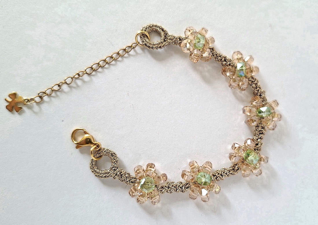 Bratara eleganta cu cristale, model floare-champagne cu verde, fir aurit-cadou, nunta, botez - bijuterii - brățări - brățări din mărgele - Artynos.ro