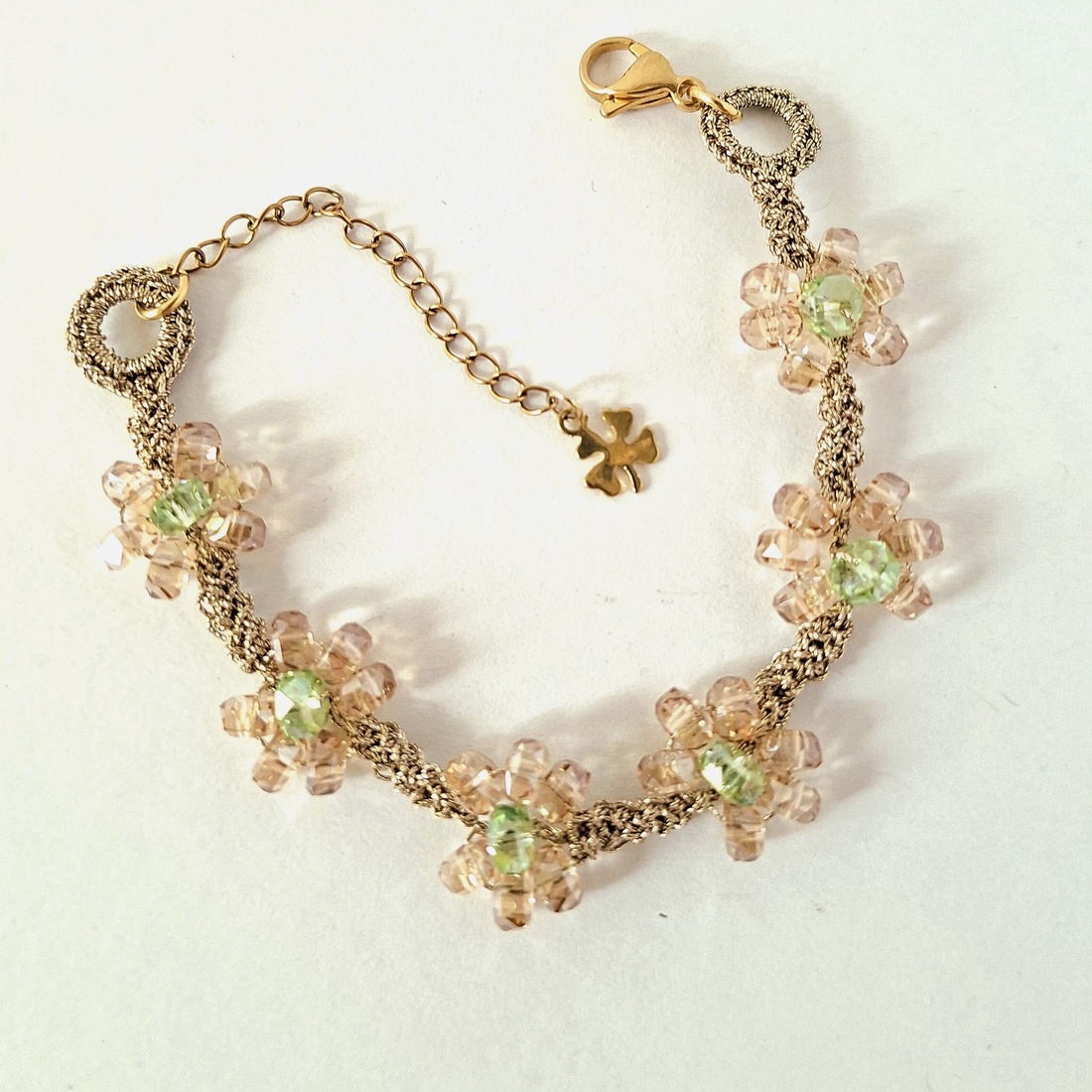 Bratara eleganta cu cristale, model floare-champagne cu verde, fir aurit-cadou, nunta, botez - bijuterii - brățări - brățări din mărgele - Artynos.ro