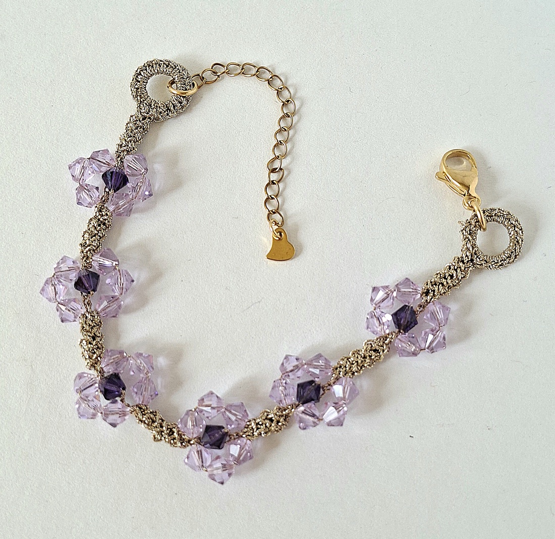 Bratara eleganta lila cu cristale Swarovski -model floare mov deschis cu centru ametist, fir aurit - bijuterii - brățări - brățări din mărgele - Artynos.ro